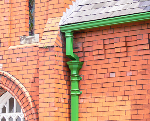 guttercrest aluminium fluted hopper in green with georgian square cast downpipes and moulded ogee gutters