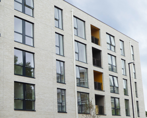 guttercrest aluminium square and rectangular downpipes in white with hopperheads