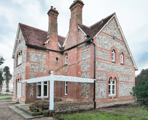 guttercrest georgian square cast downpipe aluminium in black with moulded ogee guttering