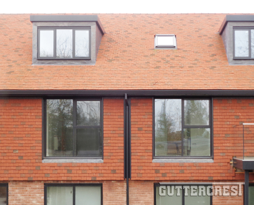 Moulded ogee gutter system with round downpipe in RAL 7021 anthracite grey matt finish